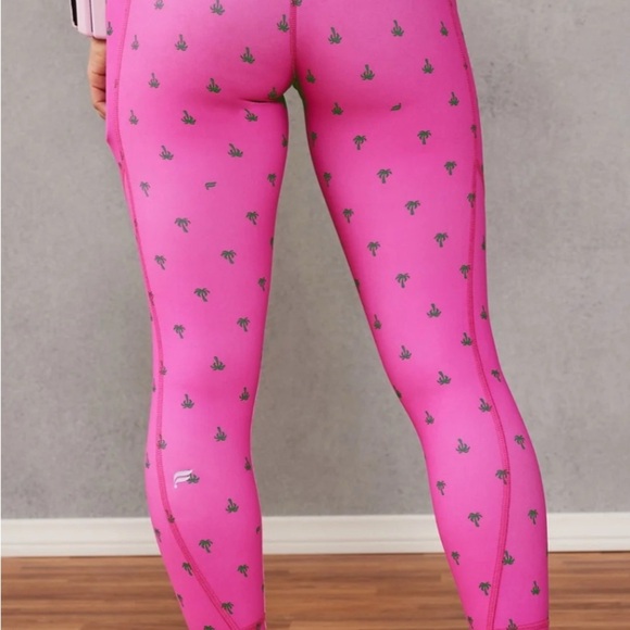 Fabletics Oasis High-Waisted Capri Pink Escape Palm sz M - Picture 2 of 8
